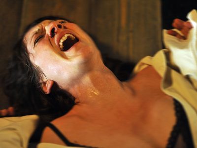 Blutadler - Tivoli Film
Foto: Oliver Feist / ARD Degeto
Eine junge Frau wird während eines Rituals vergewaltigt.