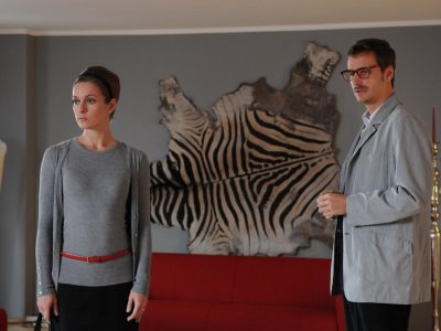 Polizist Daniel (Max von Thun)zeigt Birgit(Lisa Martinek)die geheimgehaltene Wohnung ihres aus dem Fenster gesturzten Mannes Frederik.Birgit gibt vor niemals hier gewesen zu sein.