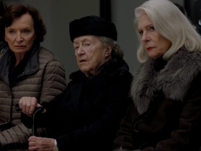 Heidrun Winkler (Barbara Petritsch), Irmgard (Maria Urban) und Adelgunde Kramer (Christiane Hörbiger) bei Bartls Begräbnis
