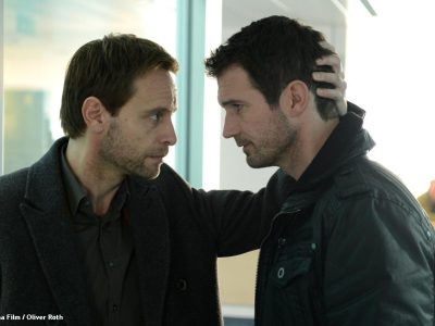 Karl(Julian Weigend) tröstet Alex(Simon Boeer) der sich um seinen Bruder Thommi(Julian Mau) sorgt.