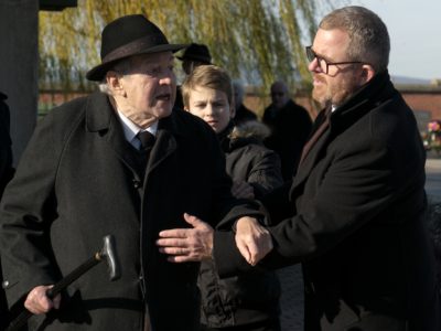 Der aufgebrachte Reiter Senior (Otto Schenk) mit seinem Sohn Reiter Junior (Cornelius Obonya) nach Bartls Begräbnis